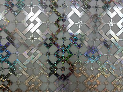 Vidro impresso revestido com titânio