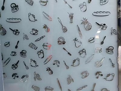 Vidro impresso revestido com titânio