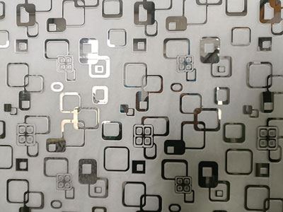 Vidro impresso revestido com titânio