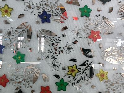 Vidro impresso revestido com titânio