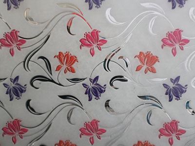 Vidro impresso revestido com titânio