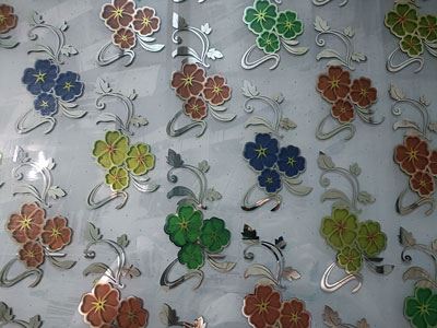 Vidro impresso revestido com titânio