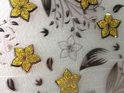 Vidro impresso revestido com titânio