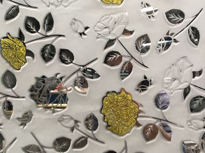 Vidro impresso revestido com titânio