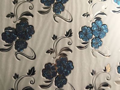 Vidro impresso revestido com titânio